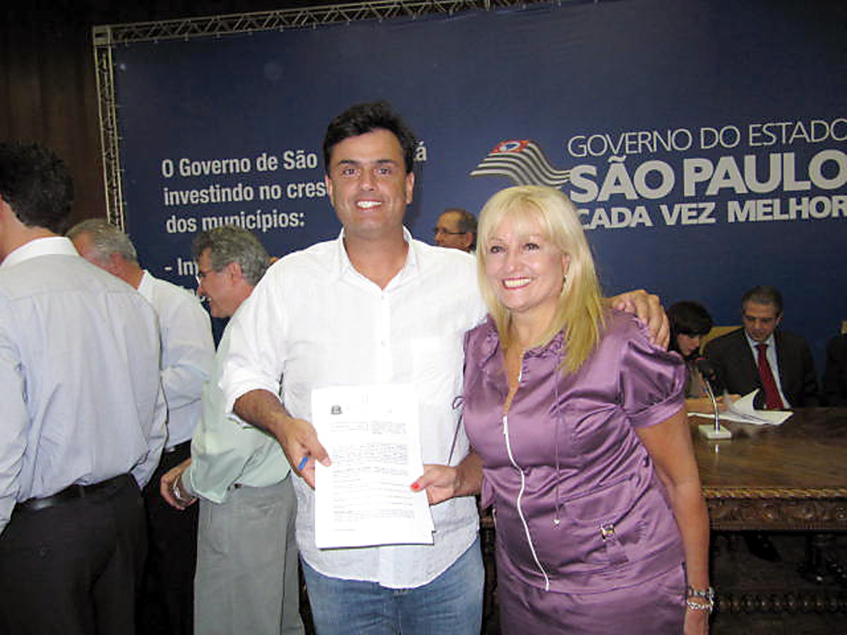 Maria Lcia Amary com o prefeito Cal<a style='float:right;color:#ccc' href='https://www3.al.sp.gov.br/repositorio/noticia/03-2010/AMARYENGATUBA.jpg' target=_blank><i class='bi bi-zoom-in'></i> Clique para ver a imagem </a>
