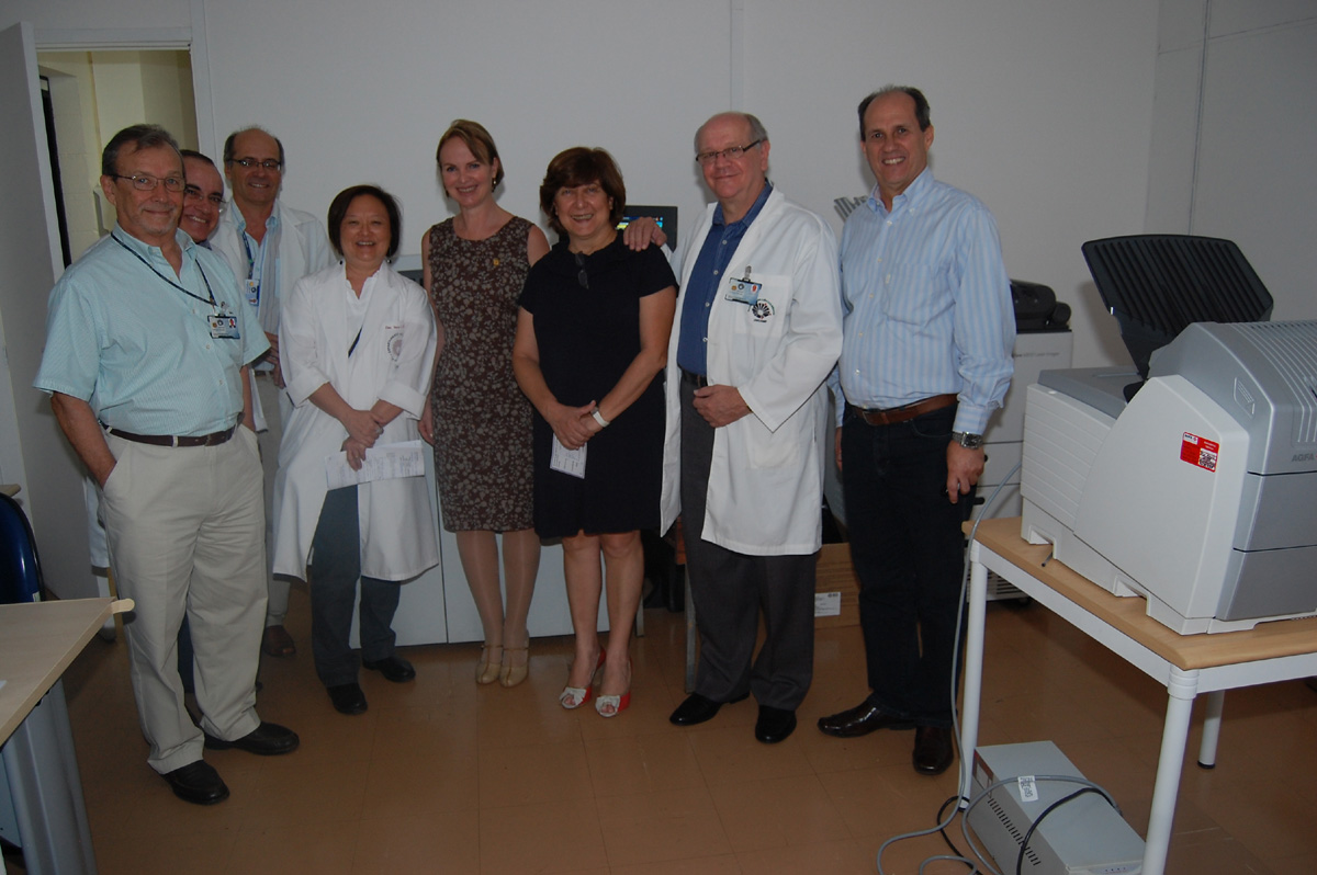 Ana Perugini (centro) em visita ao hospital mantido pela Unicamp<a style='float:right;color:#ccc' href='https://www3.al.sp.gov.br/repositorio/noticia/03-2010/ANAPERUGINICAISM.jpg' target=_blank><i class='bi bi-zoom-in'></i> Clique para ver a imagem </a>