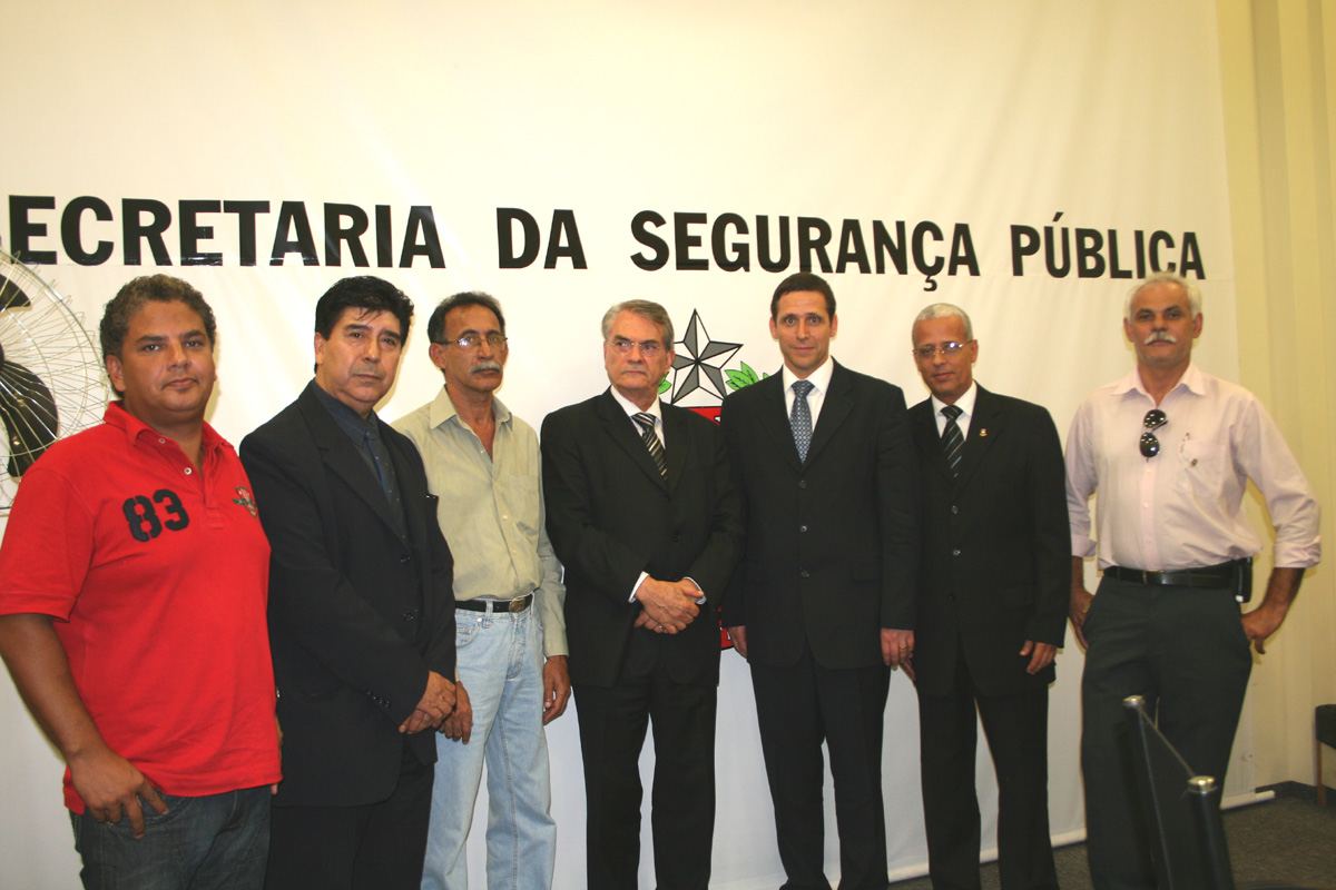 Ferreira Pinto e Capez com representantes de Guarulhos<a style='float:right;color:#ccc' href='https://www3.al.sp.gov.br/repositorio/noticia/03-2010/CAPEZSEGGUARULHOS.jpg' target=_blank><i class='bi bi-zoom-in'></i> Clique para ver a imagem </a>