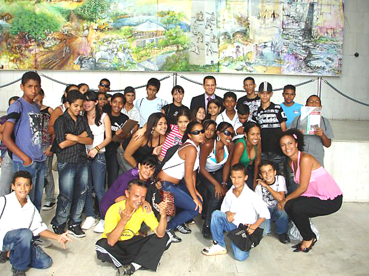 Donisete e os jovens da Associao Meninos de So Miguel<a style='float:right;color:#ccc' href='https://www3.al.sp.gov.br/repositorio/noticia/03-2010/DONISETEJOVENS.jpg' target=_blank><i class='bi bi-zoom-in'></i> Clique para ver a imagem </a>