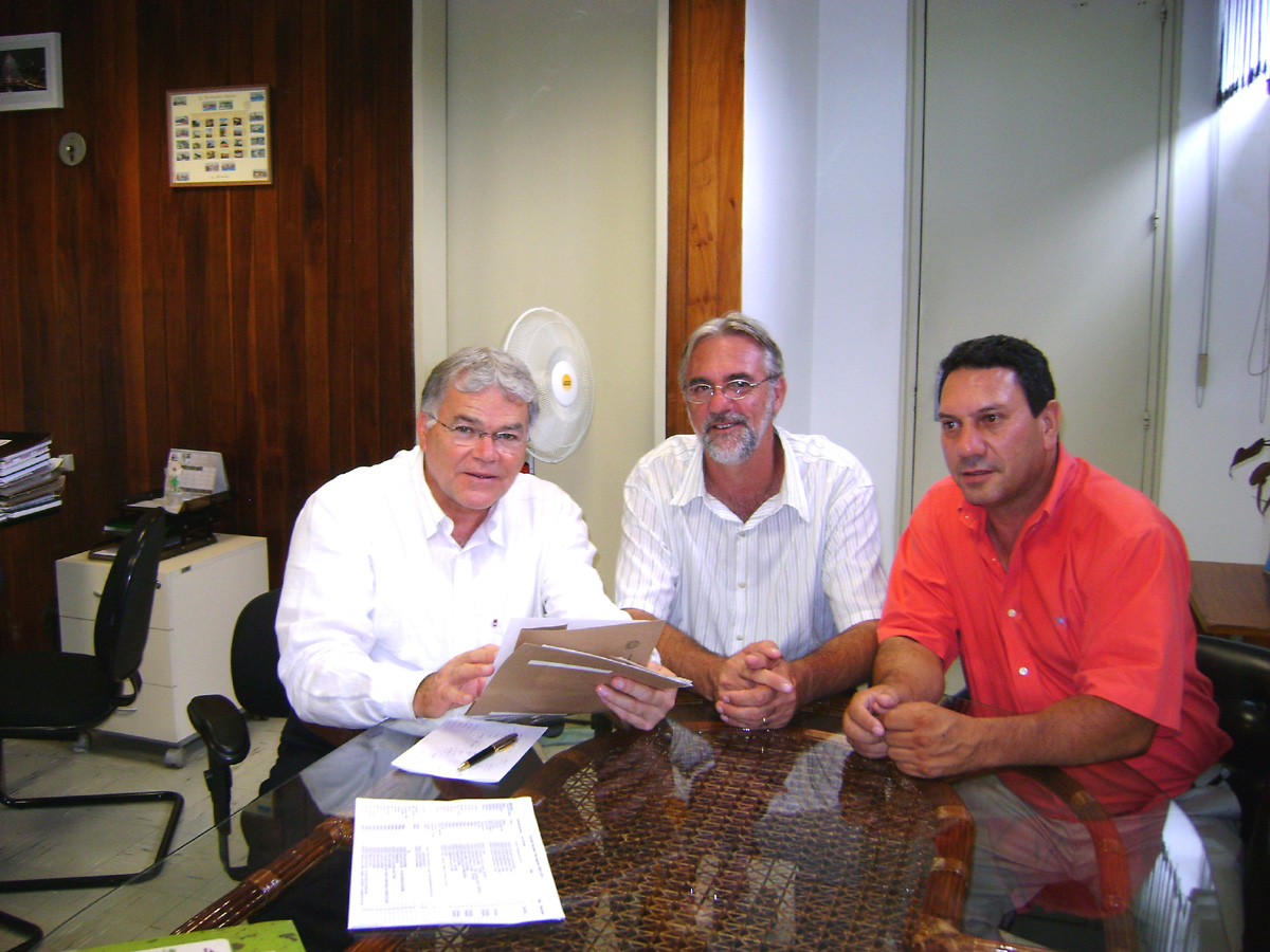 Jos Augusto (esq.) recebe prefeito Jordo (centro) em seu gabinete<a style='float:right;color:#ccc' href='https://www3.al.sp.gov.br/repositorio/noticia/03-2010/JOSEAUGUSTOBANCO.jpg' target=_blank><i class='bi bi-zoom-in'></i> Clique para ver a imagem </a>