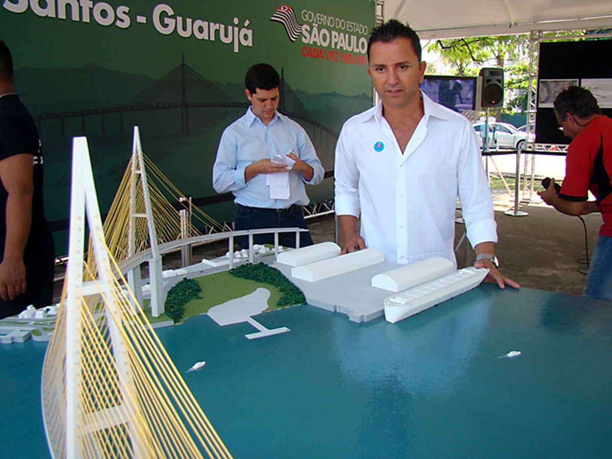 Luciano Batista observa maquete da ponte<a style='float:right;color:#ccc' href='https://www3.al.sp.gov.br/repositorio/noticia/03-2010/LUCIANOBATISTAPONTESANTOS.jpg' target=_blank><i class='bi bi-zoom-in'></i> Clique para ver a imagem </a>