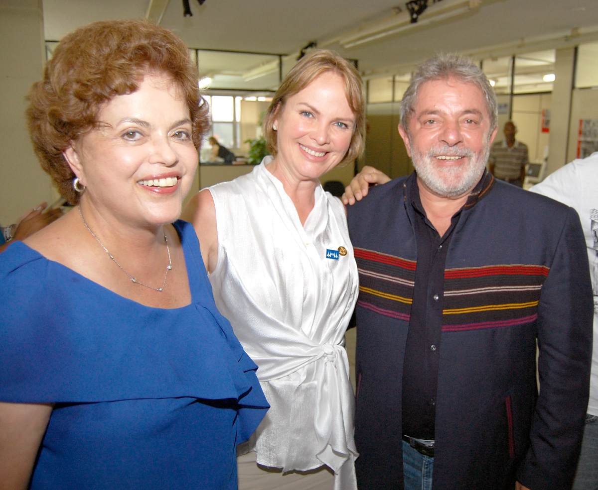 Dilma Rousseff, Ana Perugini e presidente Lula<a style='float:right;color:#ccc' href='https://www3.al.sp.gov.br/repositorio/noticia/03-2010/PERUGINICONGMULHERMETAL.jpg' target=_blank><i class='bi bi-zoom-in'></i> Clique para ver a imagem </a>