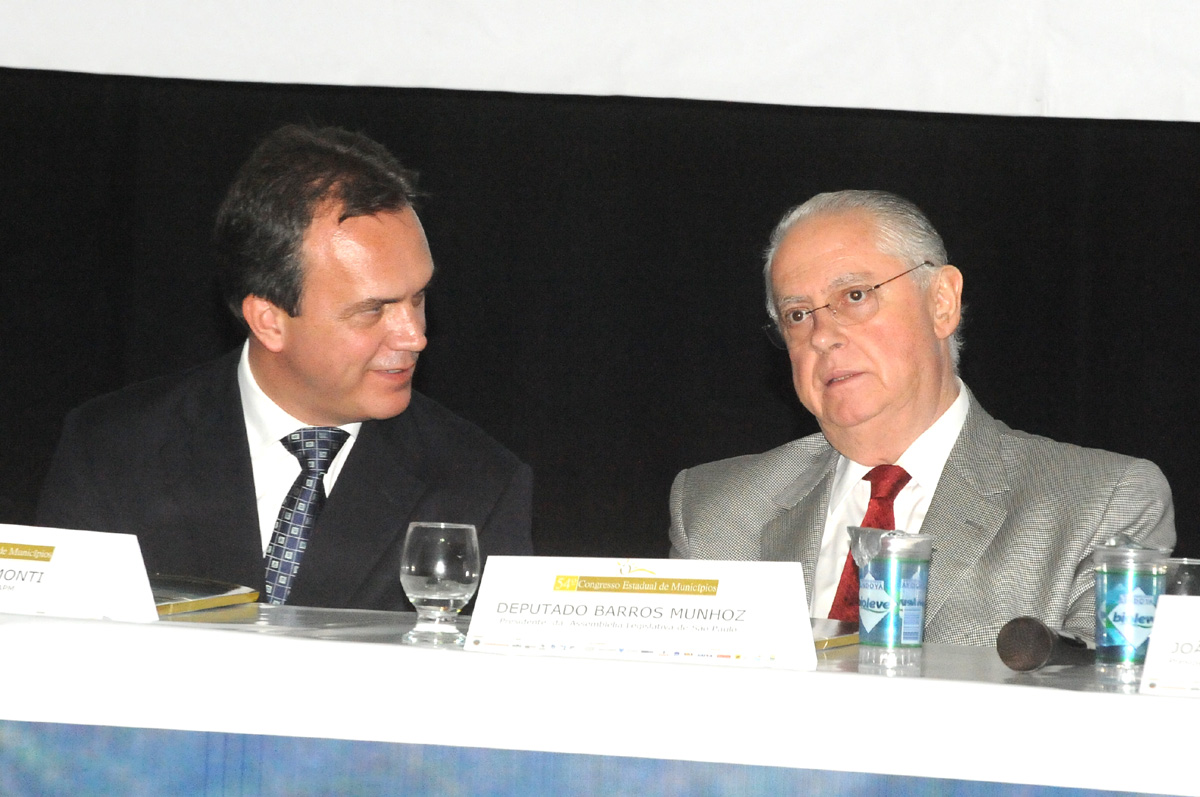 Marcos Monti, presidente da Associao Paulista de Municpios (APM) e Barros Munhoz<a style='float:right;color:#ccc' href='https://www3.al.sp.gov.br/repositorio/noticia/03-2010/SerraNegraB.jpg' target=_blank><i class='bi bi-zoom-in'></i> Clique para ver a imagem </a>