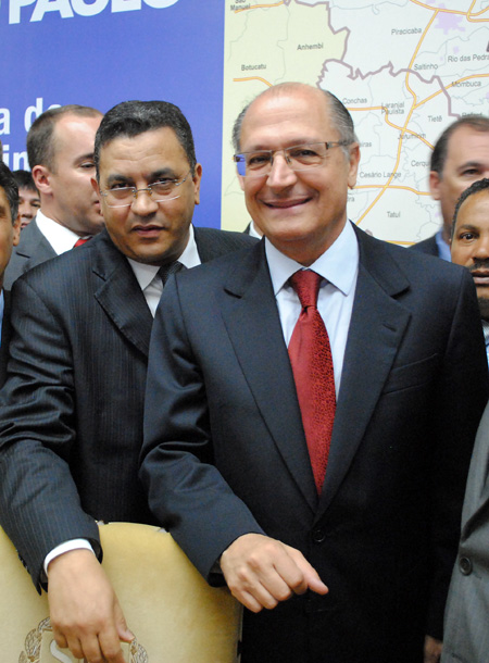 Gilmaci Santos e Geraldo Alckmin<a style='float:right;color:#ccc' href='https://www3.al.sp.gov.br/repositorio/noticia/03-2011/GILMACIALCKo.jpg' target=_blank><i class='bi bi-zoom-in'></i> Clique para ver a imagem </a>