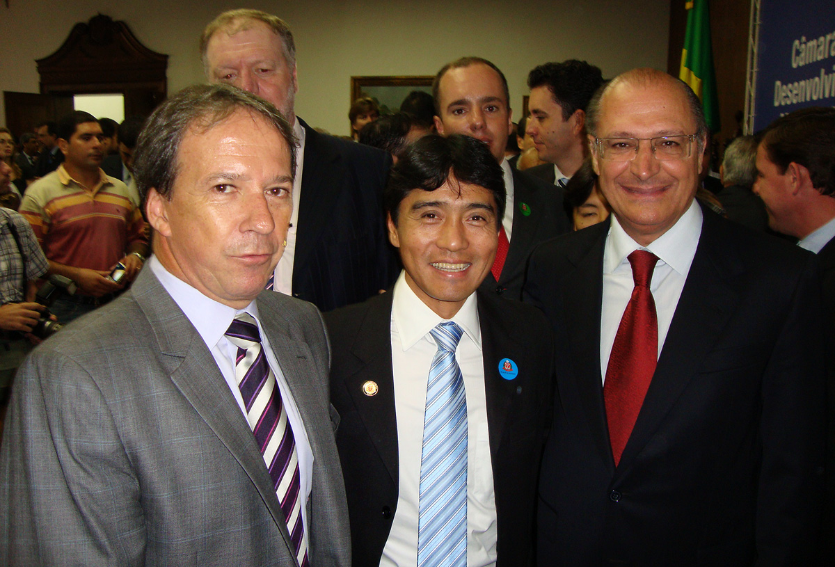 Edson Aparecido, deputado Nishimoto e governador Alckmin <a style='float:right;color:#ccc' href='https://www3.al.sp.gov.br/repositorio/noticia/03-2011/NISHIMOTOCAMARA.JPG' target=_blank><i class='bi bi-zoom-in'></i> Clique para ver a imagem </a>