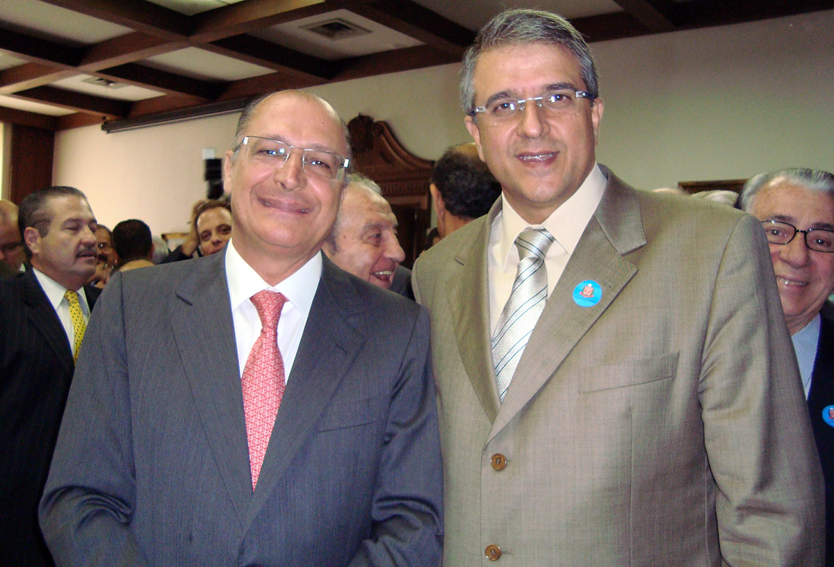 Governador Geraldo Alckmin e Reinaldo Alguz  <a style='float:right;color:#ccc' href='https://www3.al.sp.gov.br/repositorio/noticia/03-2011/REINALDOALGUZAMENDOINo.jpg' target=_blank><i class='bi bi-zoom-in'></i> Clique para ver a imagem </a>