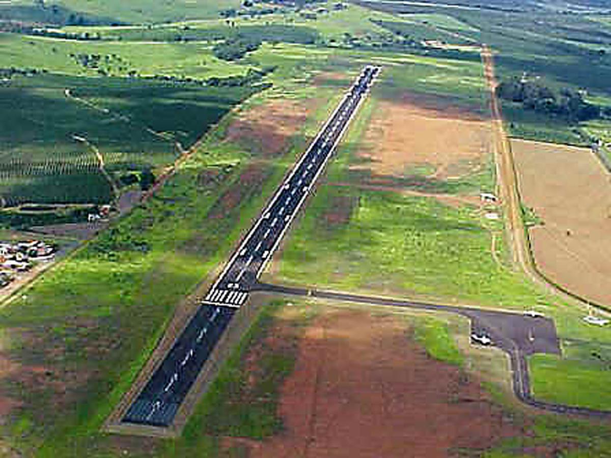 Na imagem, do Daesp, viso area da pista do aeroporto de Franca <a style='float:right;color:#ccc' href='https://www3.al.sp.gov.br/repositorio/noticia/03-2012/ENGLERaeroportoFRANCAw.jpg' target=_blank><i class='bi bi-zoom-in'></i> Clique para ver a imagem </a>