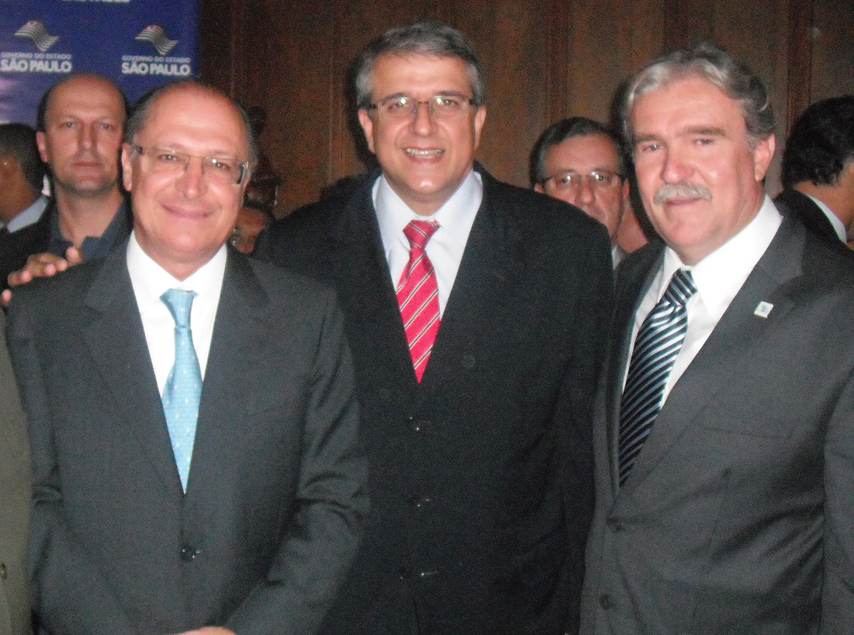 Geraldo Alckmin, Reinaldo Alguz e Julio Cezar Durigan<a style='float:right;color:#ccc' href='https://www3.al.sp.gov.br/repositorio/noticia/03-2012/REINALDOALGUZunespCURSOSw.jpg' target=_blank><i class='bi bi-zoom-in'></i> Clique para ver a imagem </a>