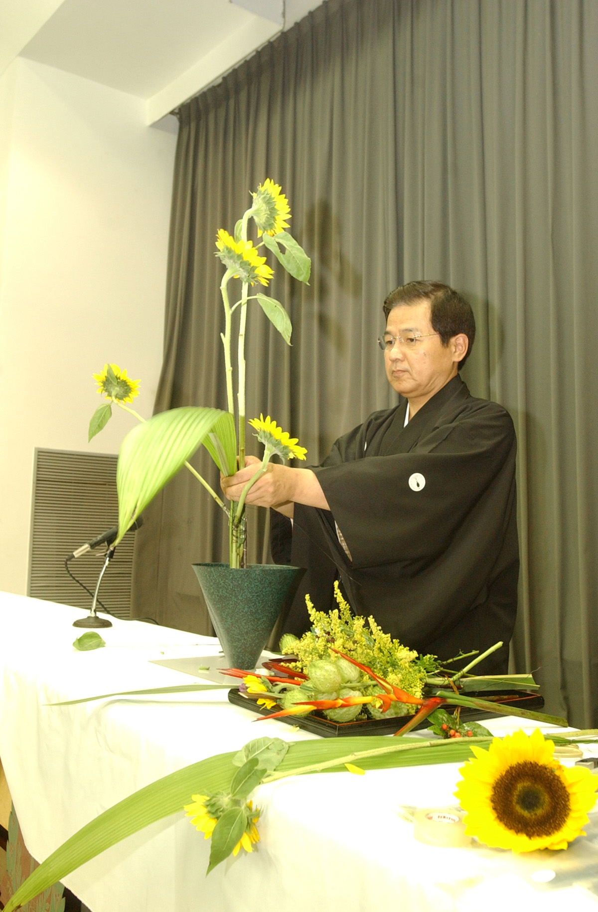 Exposio de Ikebana ocorrida na Assemblia, em 2005, reuniu diversas associaes de cultura japonesa<a style='float:right;color:#ccc' href='https://www3.al.sp.gov.br/repositorio/noticia/04-2008/ikebana.jpg' target=_blank><i class='bi bi-zoom-in'></i> Clique para ver a imagem </a>