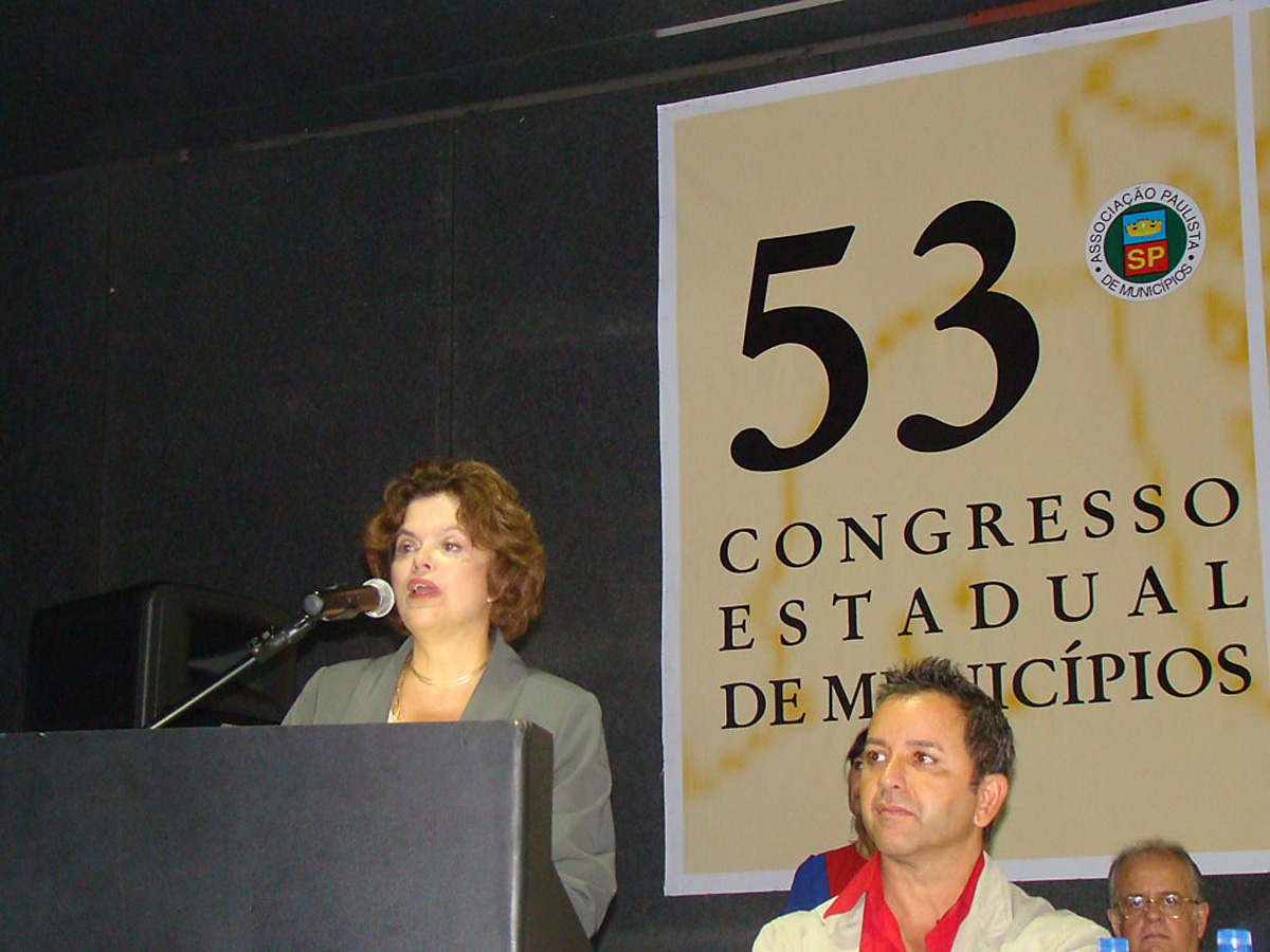 Deputado Luciano Batista,  direita, em fala da ministra Dilma no 53 Congresso de Municpios<a style='float:right;color:#ccc' href='https://www3.al.sp.gov.br/repositorio/noticia/04-2009/LUCIANOBATISTACONGRESSO.jpg' target=_blank><i class='bi bi-zoom-in'></i> Clique para ver a imagem </a>