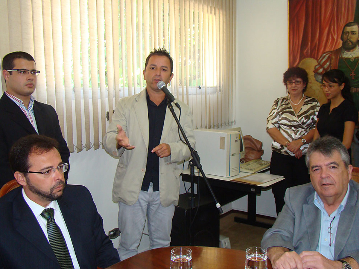 Luciano Batista discursa em evento na prefeitura de So Vicente<a style='float:right;color:#ccc' href='https://www3.al.sp.gov.br/repositorio/noticia/04-2009/lucianobatista.jpg' target=_blank><i class='bi bi-zoom-in'></i> Clique para ver a imagem </a>