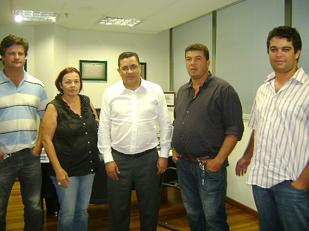 Gilmaci Santos (centro) com lideranas de Estrela do Norte<a style='float:right;color:#ccc' href='https://www3.al.sp.gov.br/repositorio/noticia/04-2010/GILMACIDONORTE.jpg' target=_blank><i class='bi bi-zoom-in'></i> Clique para ver a imagem </a>