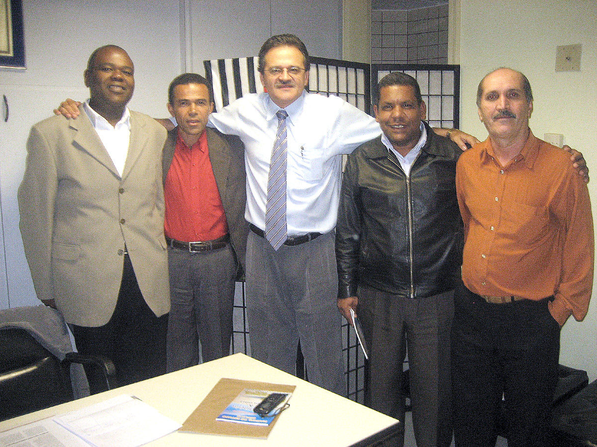 Jose Bittencourt (ao centro) com lideranas de Carapicuba<a style='float:right;color:#ccc' href='https://www3.al.sp.gov.br/repositorio/noticia/04-2010/JOSEBITTENCOURTCARAPICU.jpg' target=_blank><i class='bi bi-zoom-in'></i> Clique para ver a imagem </a>