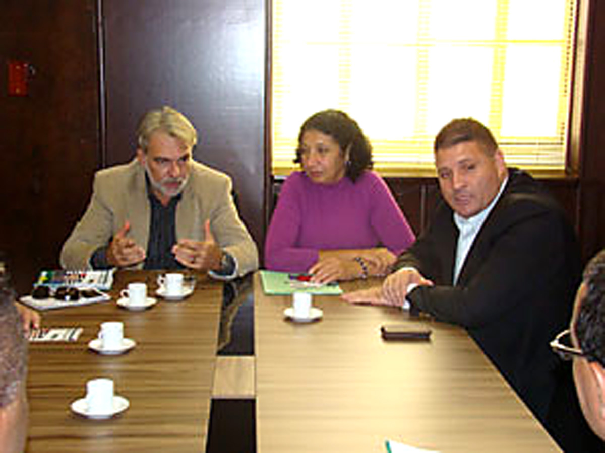 Otoniel ( dir.) e lideranas do PRB<a style='float:right;color:#ccc' href='https://www3.al.sp.gov.br/repositorio/noticia/04-2010/OTONIELPRB.jpg' target=_blank><i class='bi bi-zoom-in'></i> Clique para ver a imagem </a>