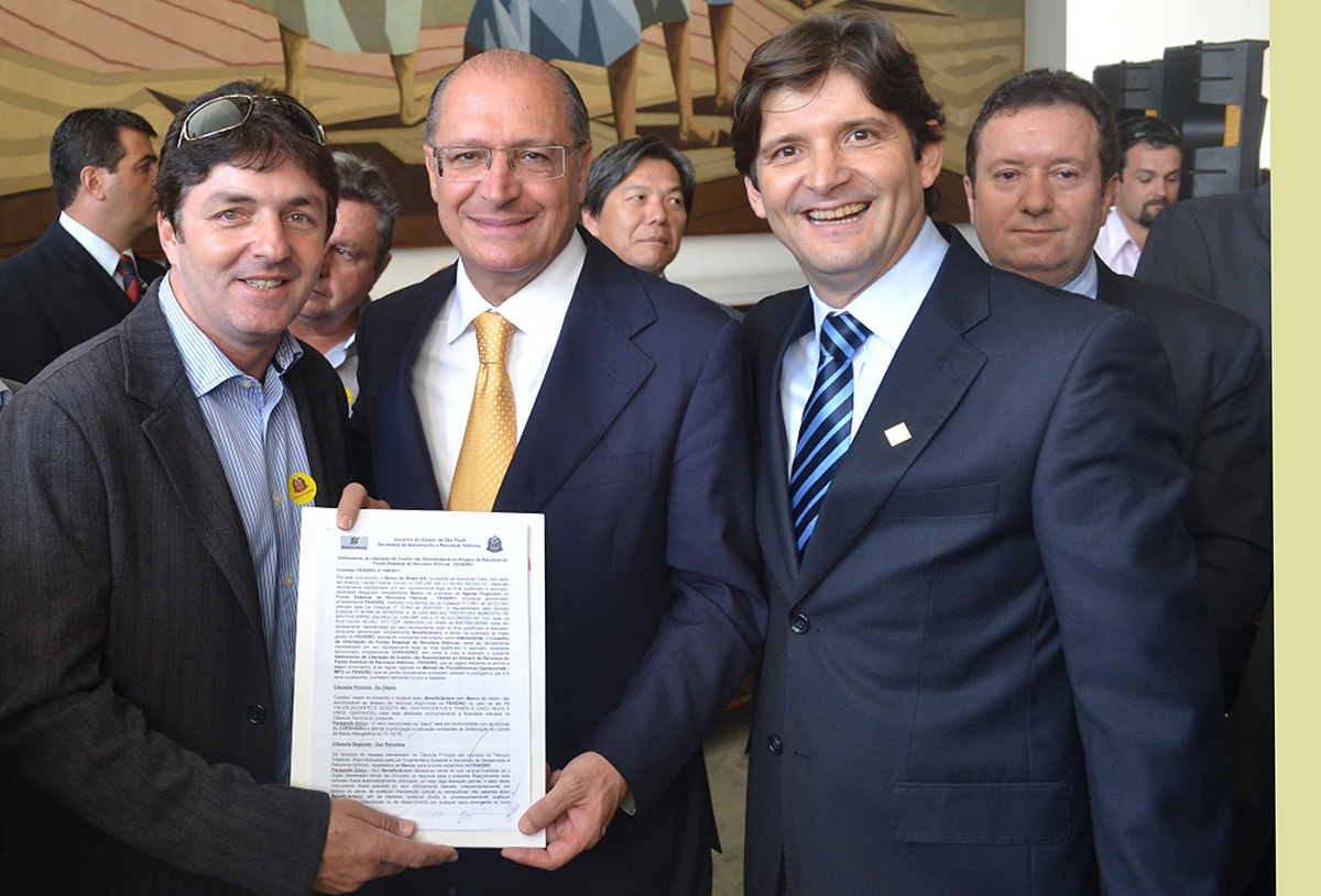Carlos Alberto Taino, Geraldo Alckmin e Andr do Padro<a style='float:right;color:#ccc' href='https://www3.al.sp.gov.br/repositorio/noticia/04-2011/ANDREDOPRADOBIRITIBAMIRIMZ.jpg' target=_blank><i class='bi bi-zoom-in'></i> Clique para ver a imagem </a>