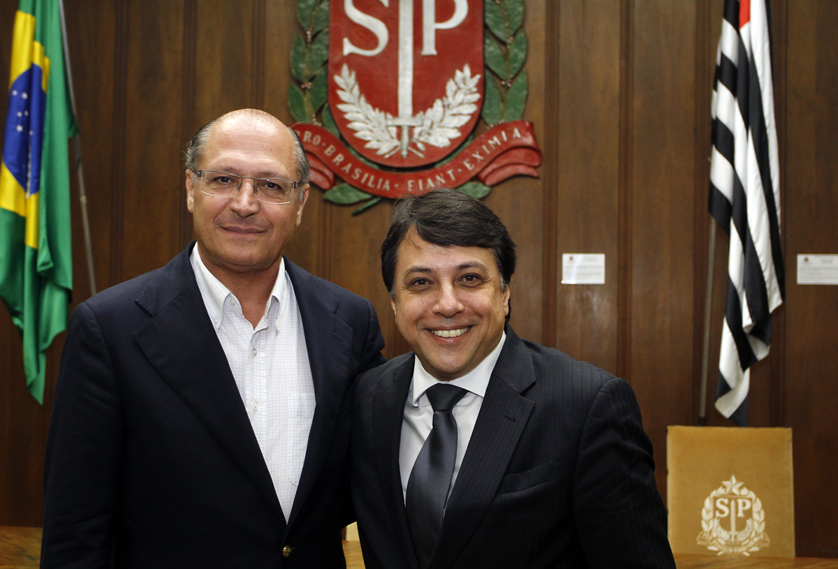 Geraldo Alckmin e Dilmo dos Santos<a style='float:right;color:#ccc' href='https://www3.al.sp.gov.br/repositorio/noticia/04-2011/DILMOGOVERNADORz.jpg' target=_blank><i class='bi bi-zoom-in'></i> Clique para ver a imagem </a>