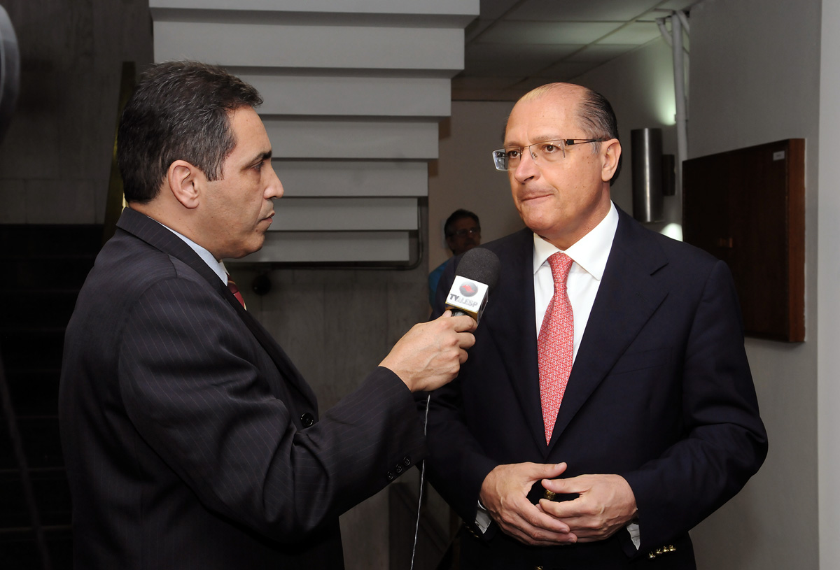 Governador Geraldo Alckmin durante visita<a style='float:right;color:#ccc' href='https://www3.al.sp.gov.br/repositorio/noticia/04-2011/GoveMunhozMAU5219.JPG' target=_blank><i class='bi bi-zoom-in'></i> Clique para ver a imagem </a>