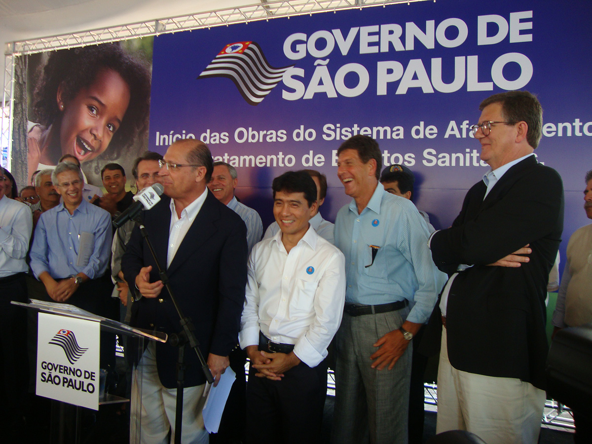 Nishimoto ao lado do governador Geraldo Alckmin<a style='float:right;color:#ccc' href='https://www3.al.sp.gov.br/repositorio/noticia/04-2011/NISHIMOTOAPARECIDAJ.jpg' target=_blank><i class='bi bi-zoom-in'></i> Clique para ver a imagem </a>