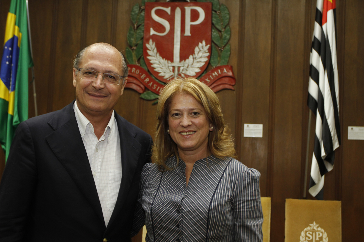 Regina Gonalves e o governador Geraldo Alckmin<a style='float:right;color:#ccc' href='https://www3.al.sp.gov.br/repositorio/noticia/04-2011/REGINAGONCALVESPVx.jpg' target=_blank><i class='bi bi-zoom-in'></i> Clique para ver a imagem </a>
