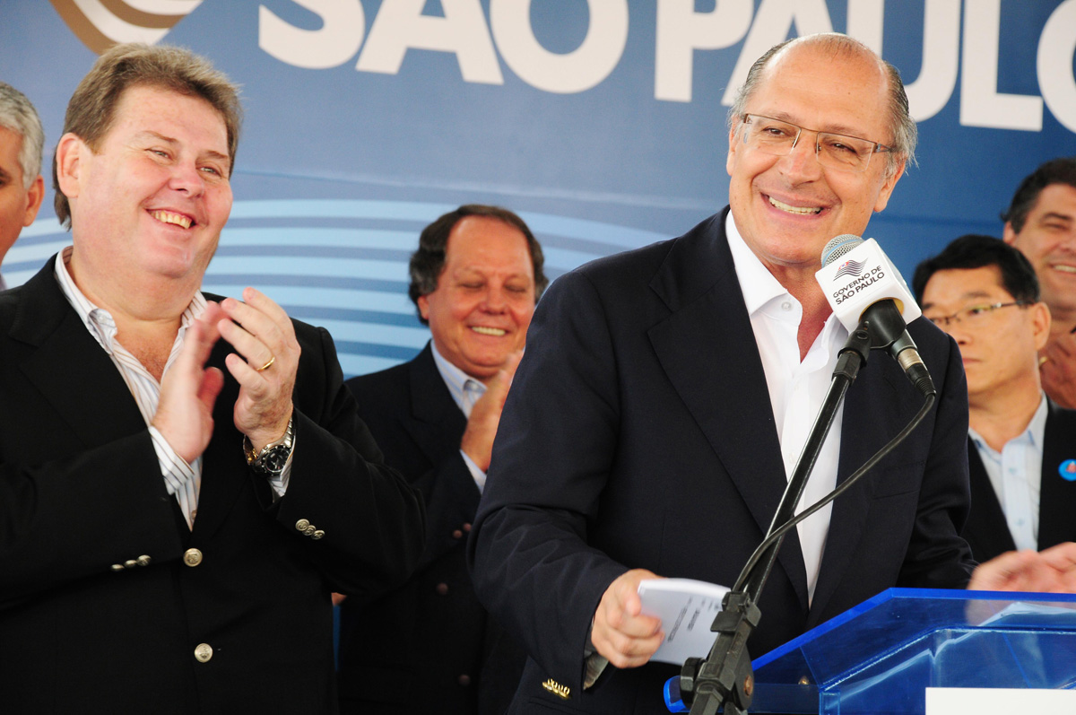 Roberto Morais e Geraldo Alckmin<a style='float:right;color:#ccc' href='https://www3.al.sp.gov.br/repositorio/noticia/04-2011/ROBERTOMORAISCHARQUEADAx.jpg' target=_blank><i class='bi bi-zoom-in'></i> Clique para ver a imagem </a>