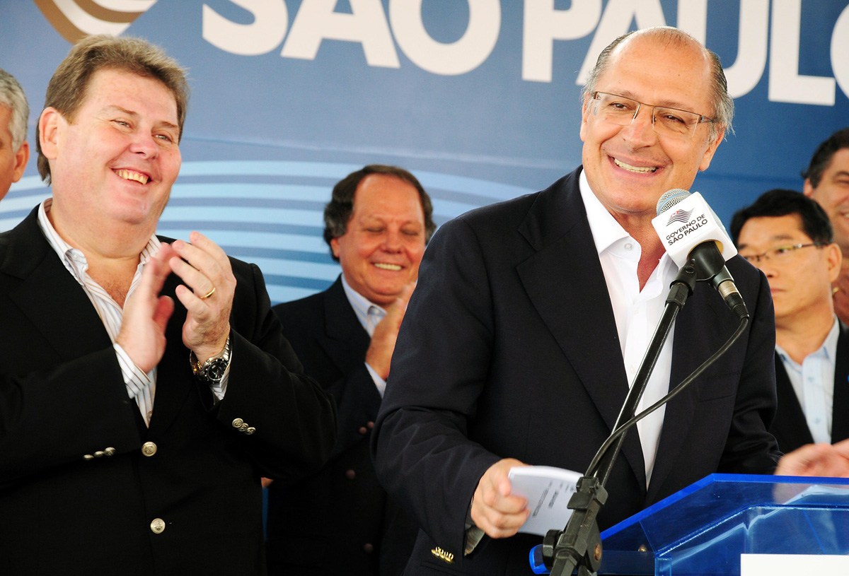 Roberto Morais e Geraldo Alckmin<a style='float:right;color:#ccc' href='https://www3.al.sp.gov.br/repositorio/noticia/04-2011/ROBERTOMORAISsantaO.jpg' target=_blank><i class='bi bi-zoom-in'></i> Clique para ver a imagem </a>