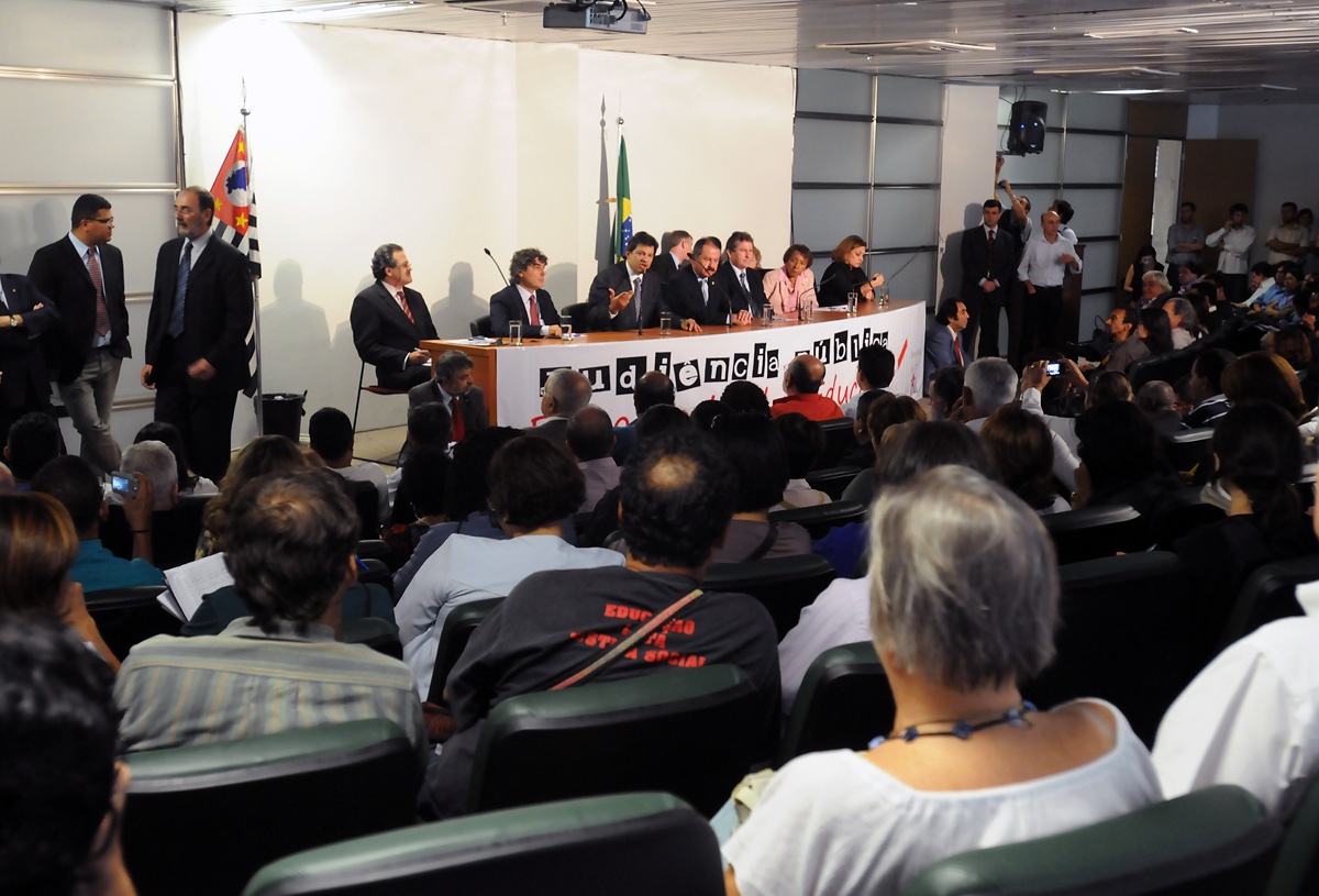 Assembleia Legislativa realiza audincia pblica para debater o Plano Nacional de Educao<a style='float:right;color:#ccc' href='https://www3.al.sp.gov.br/repositorio/noticia/04-2011/audpublicaMinistroEducacaoMAU4949.JPG' target=_blank><i class='bi bi-zoom-in'></i> Clique para ver a imagem </a>