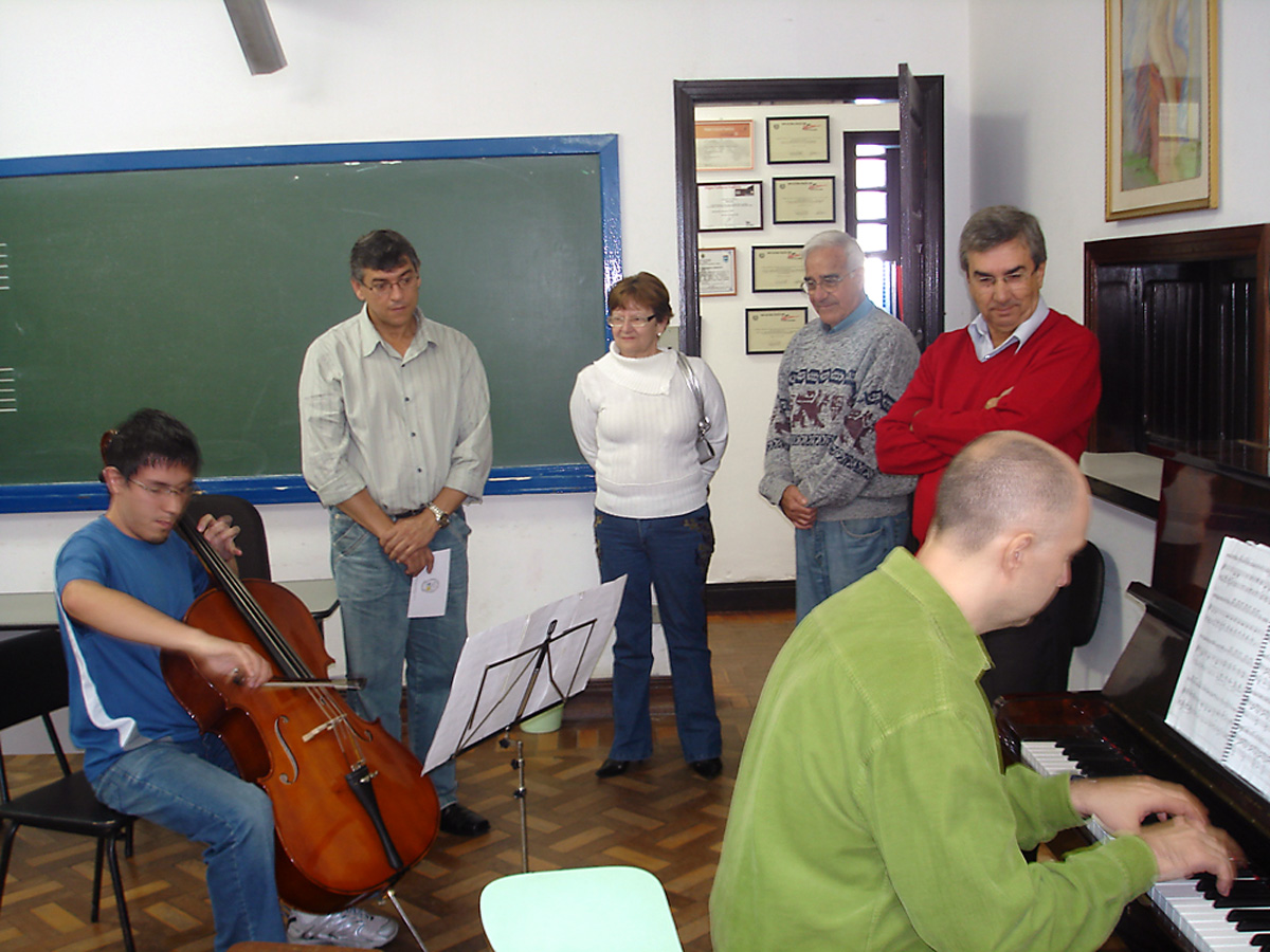 dep est pe afonso acompanha uma aula de musica na escola maestro fego Camargo<a style='float:right;color:#ccc' href='https://www3.al.sp.gov.br/repositorio/noticia/05-2008/PAFONSO11.jpg' target=_blank><i class='bi bi-zoom-in'></i> Clique para ver a imagem </a>
