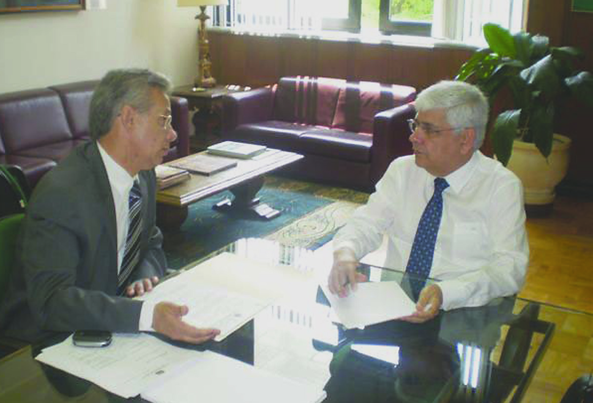 Deputado Giriboni discute o projeto com o secretrio do Planejamento, Vidal Luna <a style='float:right;color:#ccc' href='https://www3.al.sp.gov.br/repositorio/noticia/05-2009/GIRIBONIREGIOES.jpg' target=_blank><i class='bi bi-zoom-in'></i> Clique para ver a imagem </a>