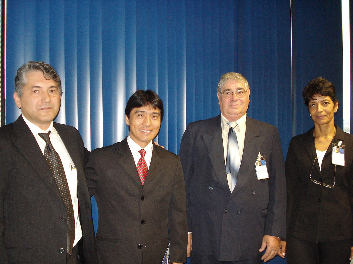 Luiz Antonio (vice-prefeito de S. J. dos Campos), deputado Nishimoto, Gino di Luccio (presidente da AADA) e Sueli Cruz<a style='float:right;color:#ccc' href='https://www3.al.sp.gov.br/repositorio/noticia/05-2009/HELIONISHIMOTOSURDEZ.jpg' target=_blank><i class='bi bi-zoom-in'></i> Clique para ver a imagem </a>