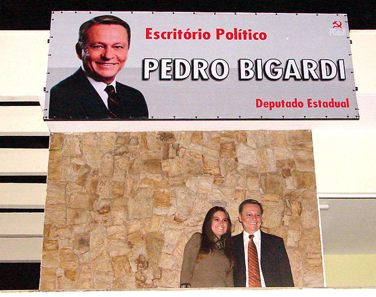 Bigardi e sua filha Patrcia no escritrio poltico regional<a style='float:right;color:#ccc' href='https://www3.al.sp.gov.br/repositorio/noticia/05-2009/aBIGARDIESCRITORIOPOLITICO.jpg' target=_blank><i class='bi bi-zoom-in'></i> Clique para ver a imagem </a>