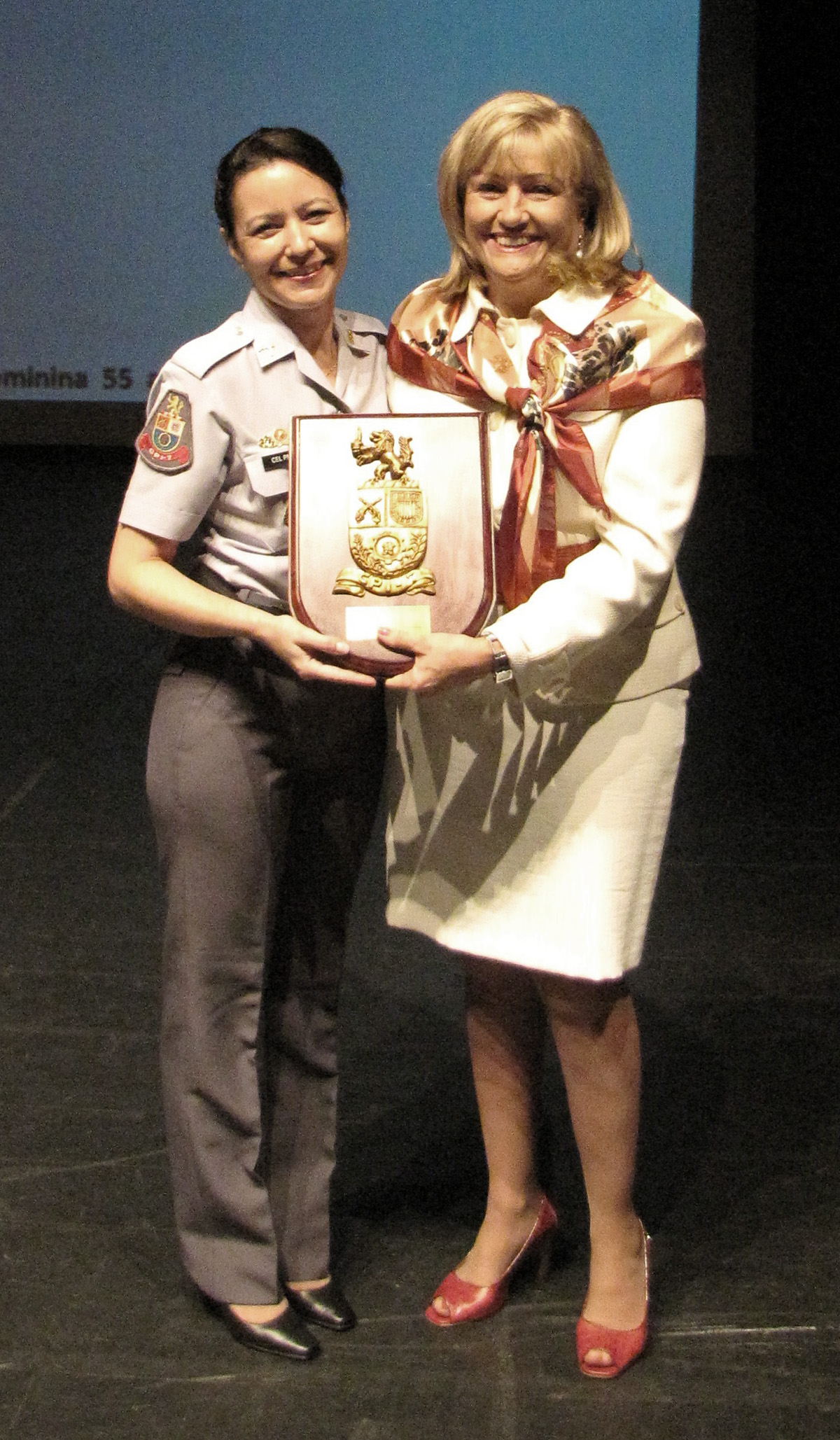 55 anos da Polcia Militar Feminina - Coronel Ftima entrega homenagem  deputada<a style='float:right;color:#ccc' href='https://www3.al.sp.gov.br/repositorio/noticia/05-2010/AMARY55ANOS.jpg' target=_blank><i class='bi bi-zoom-in'></i> Clique para ver a imagem </a>