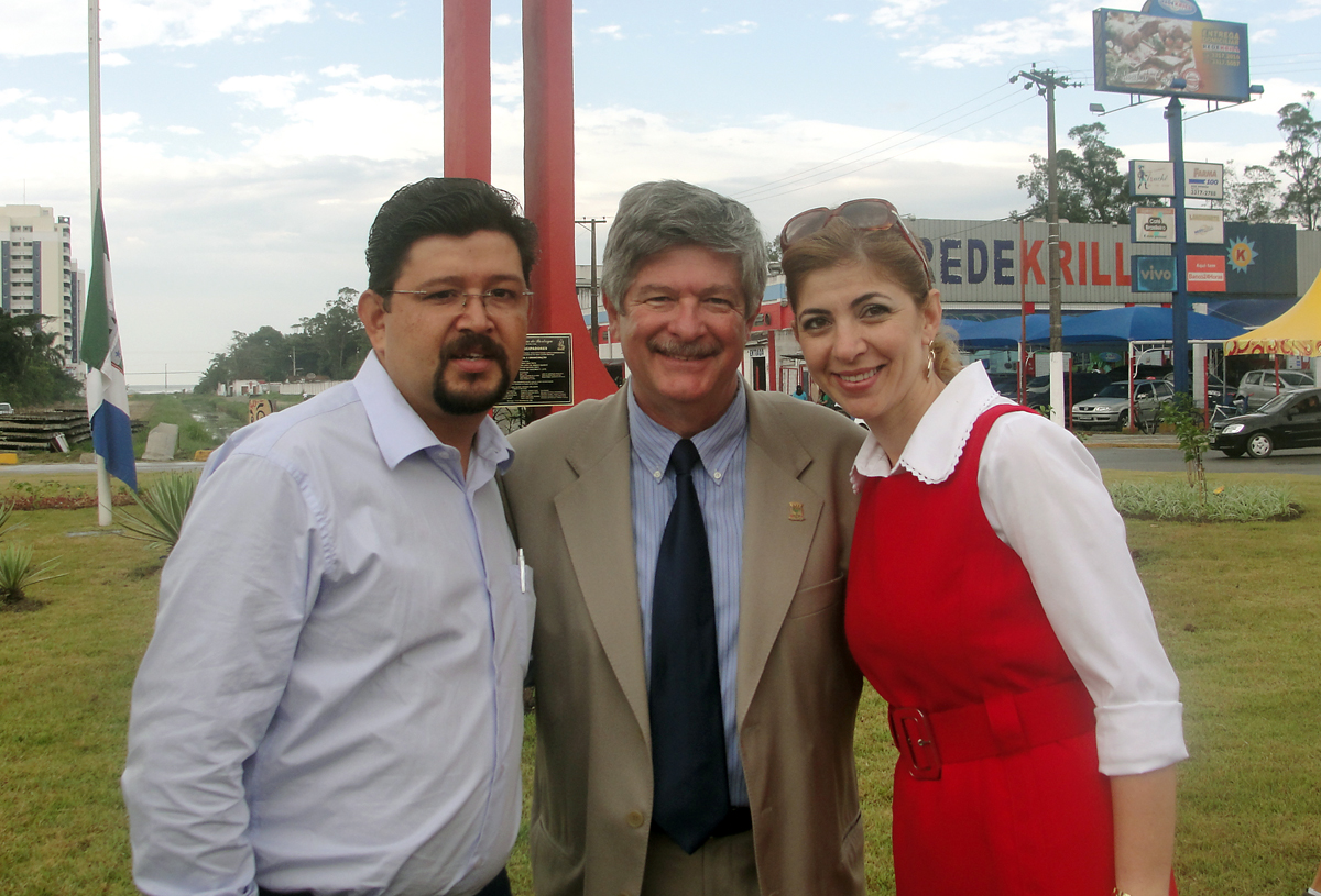 O vice-prefeito Eduardo Pereira, o prefeito Mauro Orlandini e Haifa Madi na Praa dos Emancipadores<a style='float:right;color:#ccc' href='https://www3.al.sp.gov.br/repositorio/noticia/05-2010/HAIFABERTIOGA.jpg' target=_blank><i class='bi bi-zoom-in'></i> Clique para ver a imagem </a>