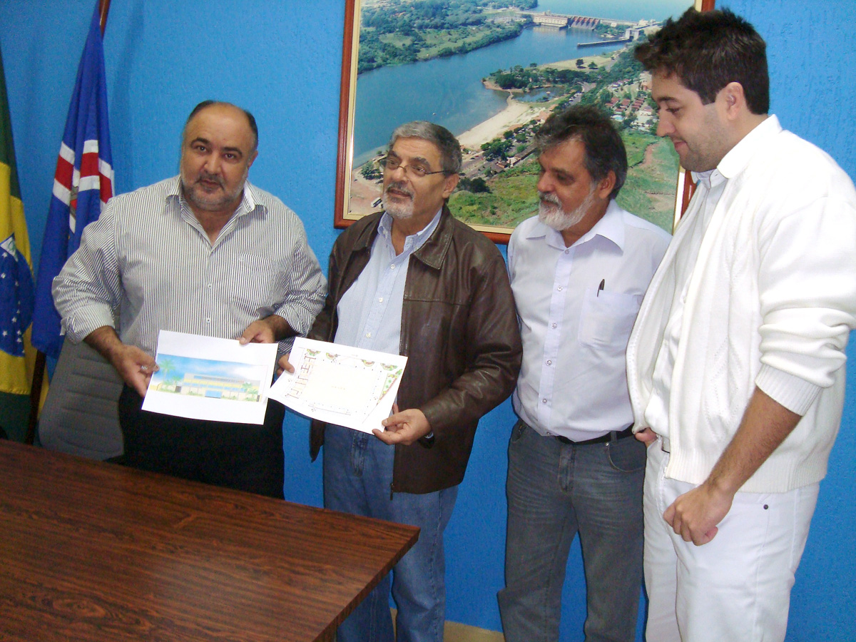 O prefeito de Igarau, Carlos Augusto Gama, Pedro Tobias, Norival Ruiz e Ricardo Verpa<a style='float:right;color:#ccc' href='https://www3.al.sp.gov.br/repositorio/noticia/05-2010/PEDROTOBIASBARRABONITA.jpg' target=_blank><i class='bi bi-zoom-in'></i> Clique para ver a imagem </a>