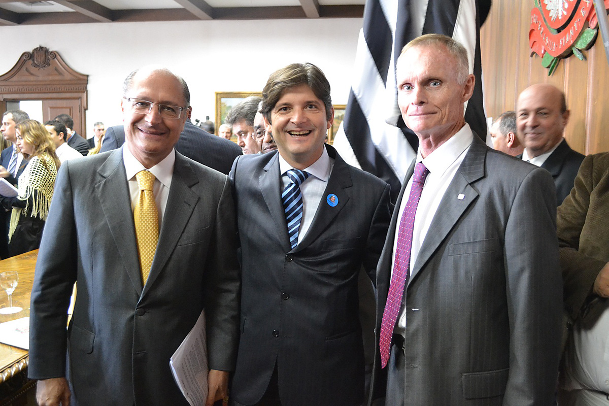 Alckmin, Prado e o secretrio de Educao, Herman Voorwald<a style='float:right;color:#ccc' href='https://www3.al.sp.gov.br/repositorio/noticia/05-2011/ANDREDOPRADOEDUCA.jpg' target=_blank><i class='bi bi-zoom-in'></i> Clique para ver a imagem </a>