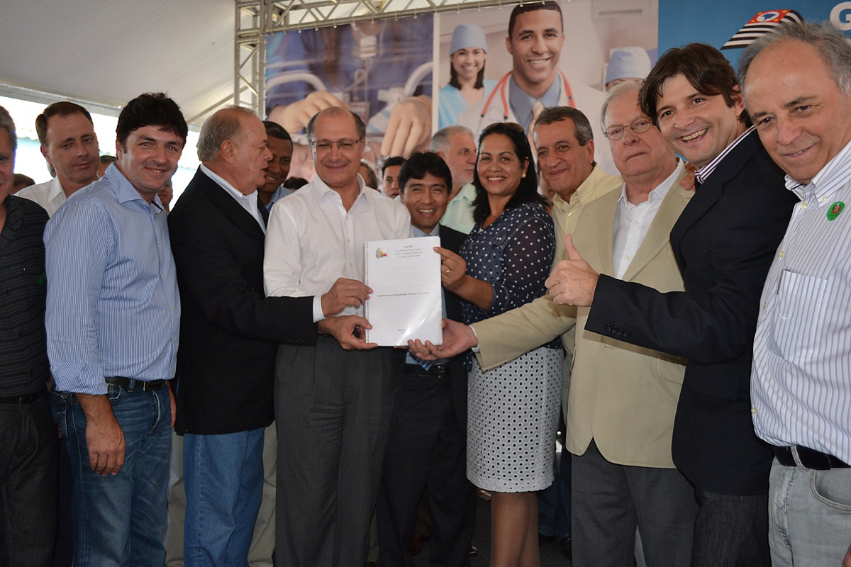 Ao lado de deputados, Andr do Prado entrega relatrio ao governador Alckmin<a style='float:right;color:#ccc' href='https://www3.al.sp.gov.br/repositorio/noticia/05-2011/ANDREDOPRADOSAUDE.jpg' target=_blank><i class='bi bi-zoom-in'></i> Clique para ver a imagem </a>