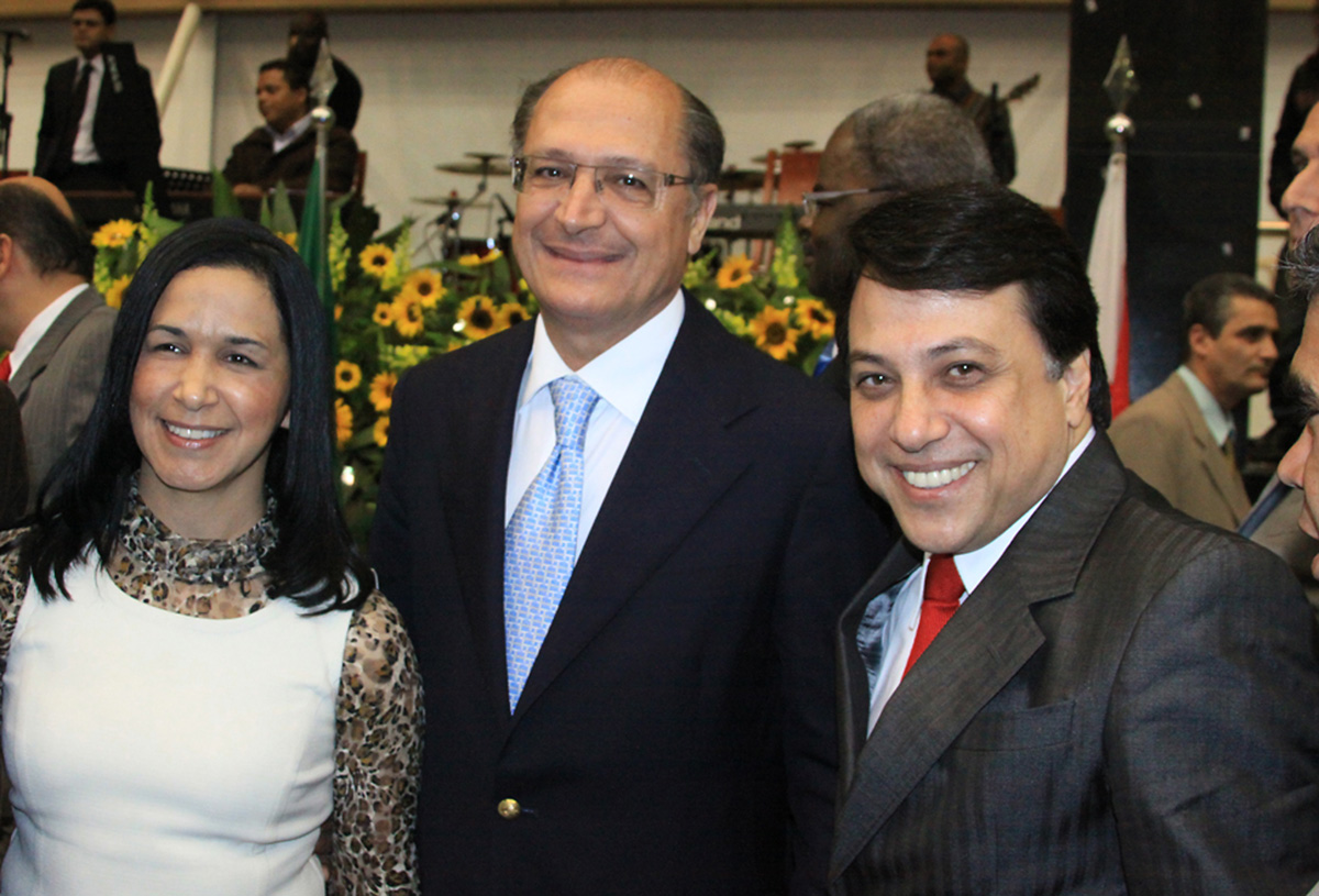  Noemi Nonato, Geraldo Alckmin e Dilmo dos Santos <a style='float:right;color:#ccc' href='https://www3.al.sp.gov.br/repositorio/noticia/05-2011/DILMODOSSANTOSASSEMBLEIADEDEUSl.jpg' target=_blank><i class='bi bi-zoom-in'></i> Clique para ver a imagem </a>