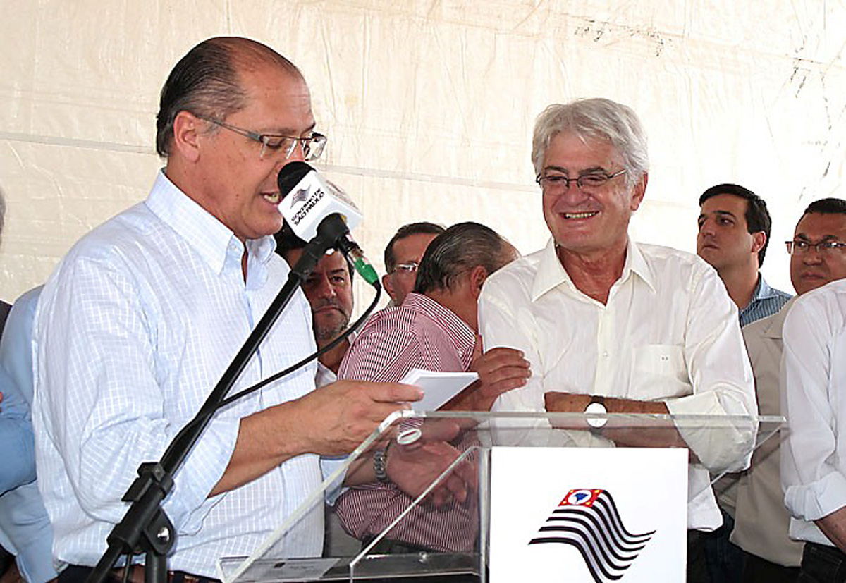 O governador Geraldo Alckmin discursa, observado por Roberto Engler<a style='float:right;color:#ccc' href='https://www3.al.sp.gov.br/repositorio/noticia/05-2011/ENGLERitirapuaX.jpg' target=_blank><i class='bi bi-zoom-in'></i> Clique para ver a imagem </a>