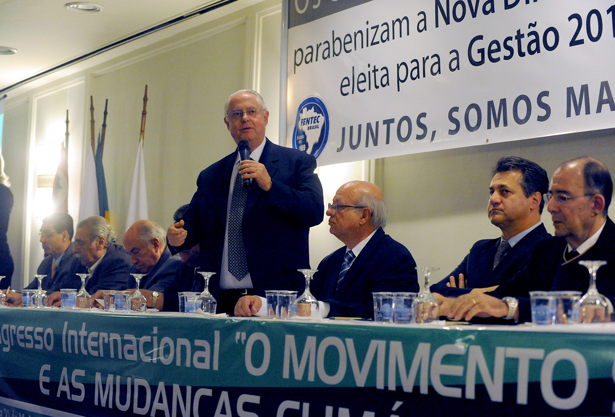 Barros Munhoz (ao microfone) na abertura do Congresso Internacional do Movimento Sindical <a style='float:right;color:#ccc' href='https://www3.al.sp.gov.br/repositorio/noticia/05-2011/FENTECzed0496.JPG' target=_blank><i class='bi bi-zoom-in'></i> Clique para ver a imagem </a>