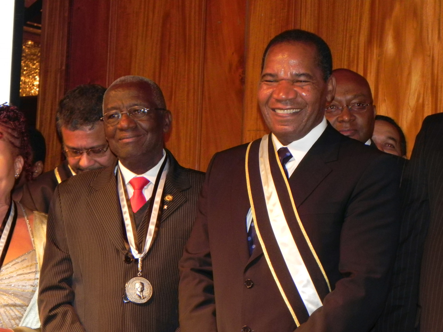 Jos Candido e o presidente da Afrobras, Jos Vicente<a style='float:right;color:#ccc' href='https://www3.al.sp.gov.br/repositorio/noticia/05-2011/JCANDIDOmedalhaX.jpg' target=_blank><i class='bi bi-zoom-in'></i> Clique para ver a imagem </a>