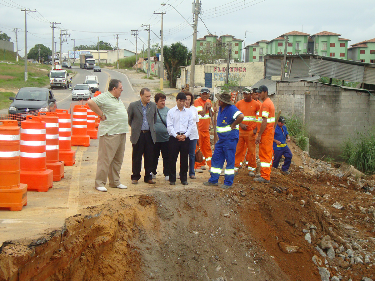 Nishimoto e a comitiva do PSDB, na obra da Geraldo Scavone  <a style='float:right;color:#ccc' href='https://www3.al.sp.gov.br/repositorio/noticia/05-2011/NISHIMOTOJACAREIx.jpg' target=_blank><i class='bi bi-zoom-in'></i> Clique para ver a imagem </a>