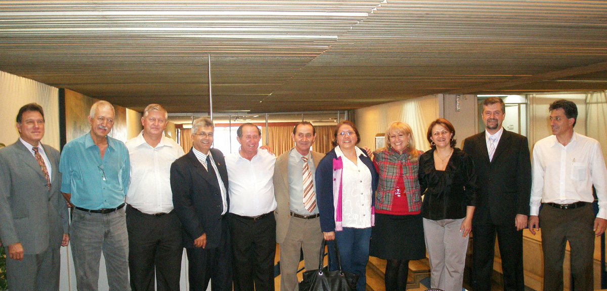 Em maio, deputada reuniu 10 prefeitos da regio de Sorocaba<a style='float:right;color:#ccc' href='https://www3.al.sp.gov.br/repositorio/noticia/06-2009/AMARYPONTEMETALICA.jpg' target=_blank><i class='bi bi-zoom-in'></i> Clique para ver a imagem </a>