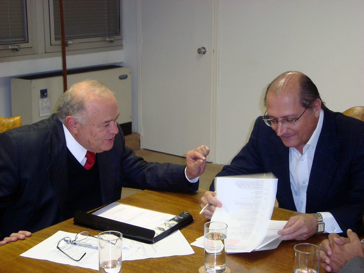 Lus Carlos Gondim e Geraldo Alckmin<a style='float:right;color:#ccc' href='https://www3.al.sp.gov.br/repositorio/noticia/06-2009/GONDIMPROEJA.jpg' target=_blank><i class='bi bi-zoom-in'></i> Clique para ver a imagem </a>