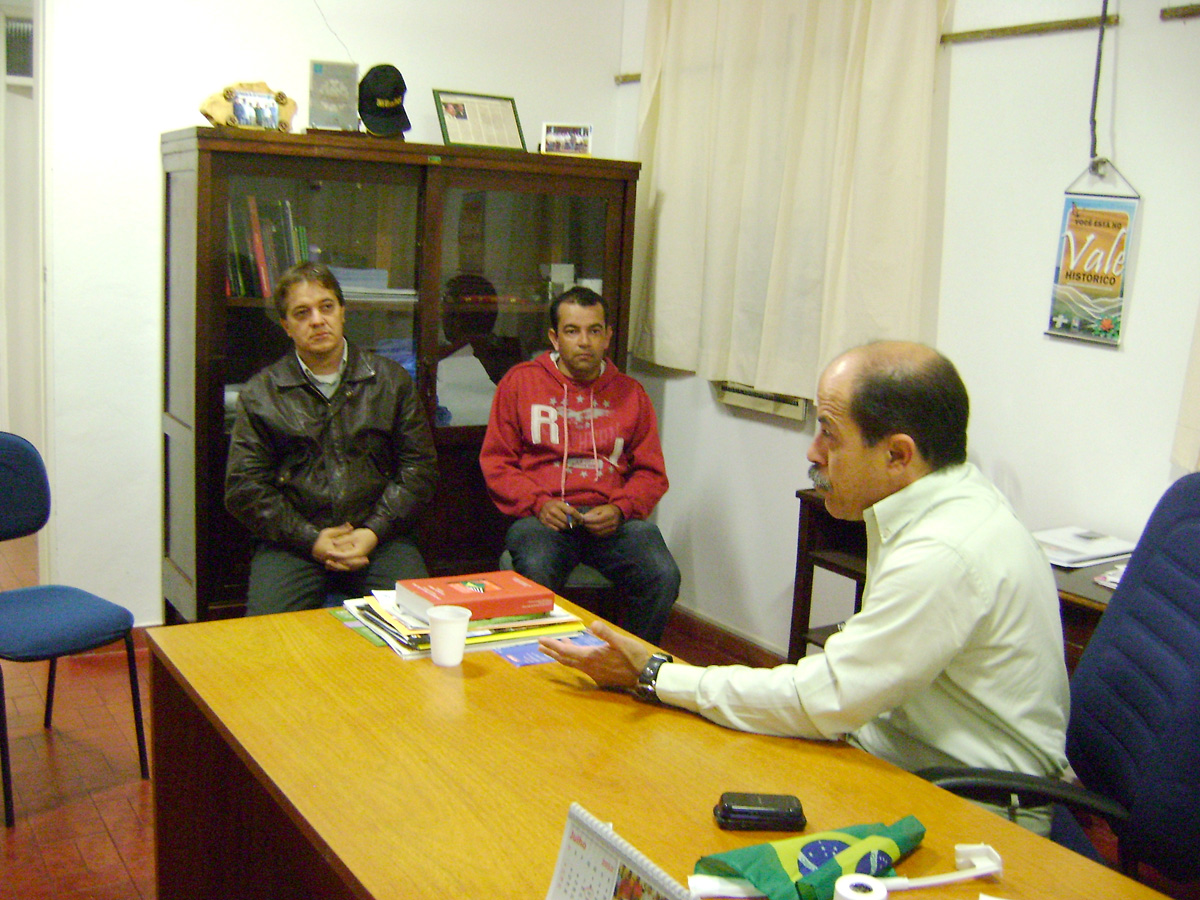 Prefeito Arthur agradece o apoio de Carlinhos ao municpio<a style='float:right;color:#ccc' href='https://www3.al.sp.gov.br/repositorio/noticia/06-2010/CARLINHOS1BARREIRO.jpg' target=_blank><i class='bi bi-zoom-in'></i> Clique para ver a imagem </a>