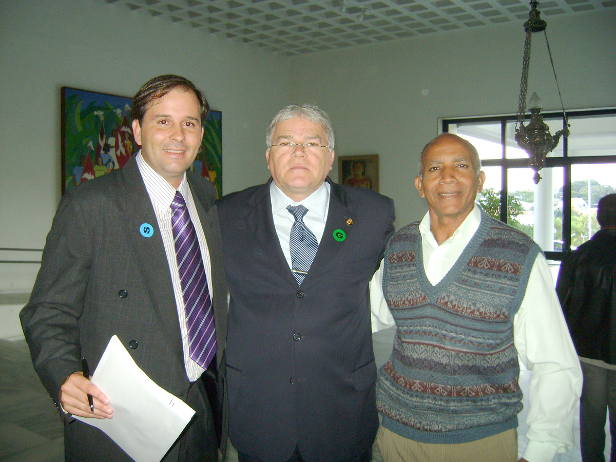 Jos Augusto (centro), prefeito Jnior (esq.) e presidente do PSDB de Luprcio, Dica (dir.) durante assinatura de convnio <a style='float:right;color:#ccc' href='https://www3.al.sp.gov.br/repositorio/noticia/06-2010/JOSEAUGUSTOLUPERCIO.jpg' target=_blank><i class='bi bi-zoom-in'></i> Clique para ver a imagem </a>