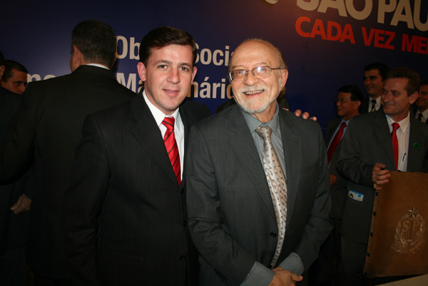 Orlando Morando e o governador Alberto Goldman<a style='float:right;color:#ccc' href='https://www3.al.sp.gov.br/repositorio/noticia/06-2010/MORANDOCONVENIOS.jpg' target=_blank><i class='bi bi-zoom-in'></i> Clique para ver a imagem </a>