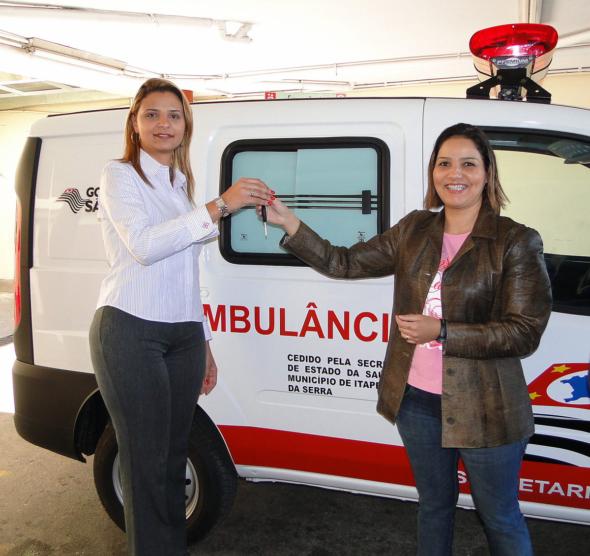 Michelle Sales recebe de Patrcia Lima as chaves da ambulncia<a style='float:right;color:#ccc' href='https://www3.al.sp.gov.br/repositorio/noticia/06-2010/PATRICIALIMAAMBITAPECERICA.jpg' target=_blank><i class='bi bi-zoom-in'></i> Clique para ver a imagem </a>
