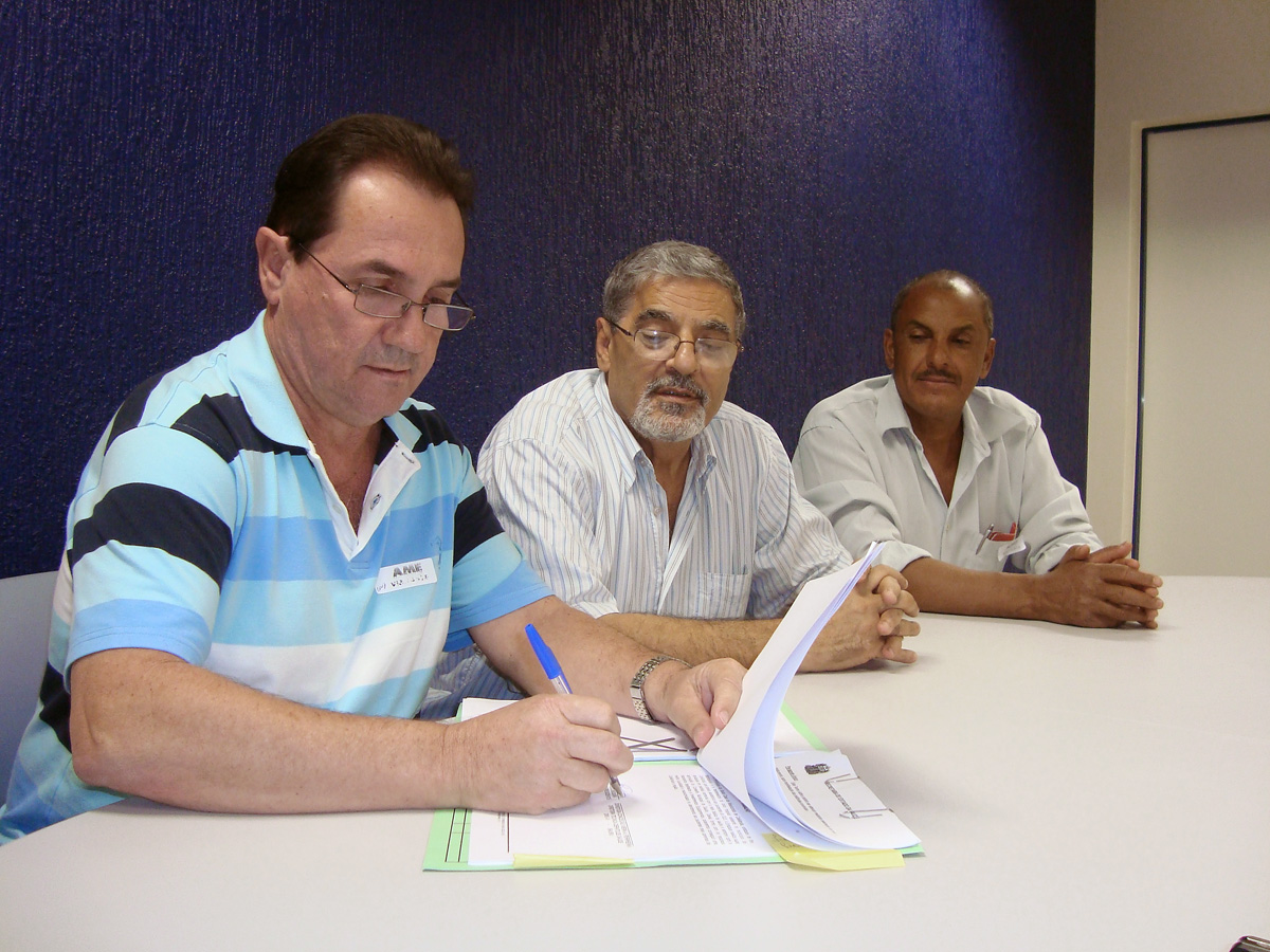 Luiz Angelo, da Santa Casa de Cafelndia, Pedro Tobias e vereador Joel<a style='float:right;color:#ccc' href='https://www3.al.sp.gov.br/repositorio/noticia/06-2010/PEDROTOBIASHOSPITAL.jpg' target=_blank><i class='bi bi-zoom-in'></i> Clique para ver a imagem </a>