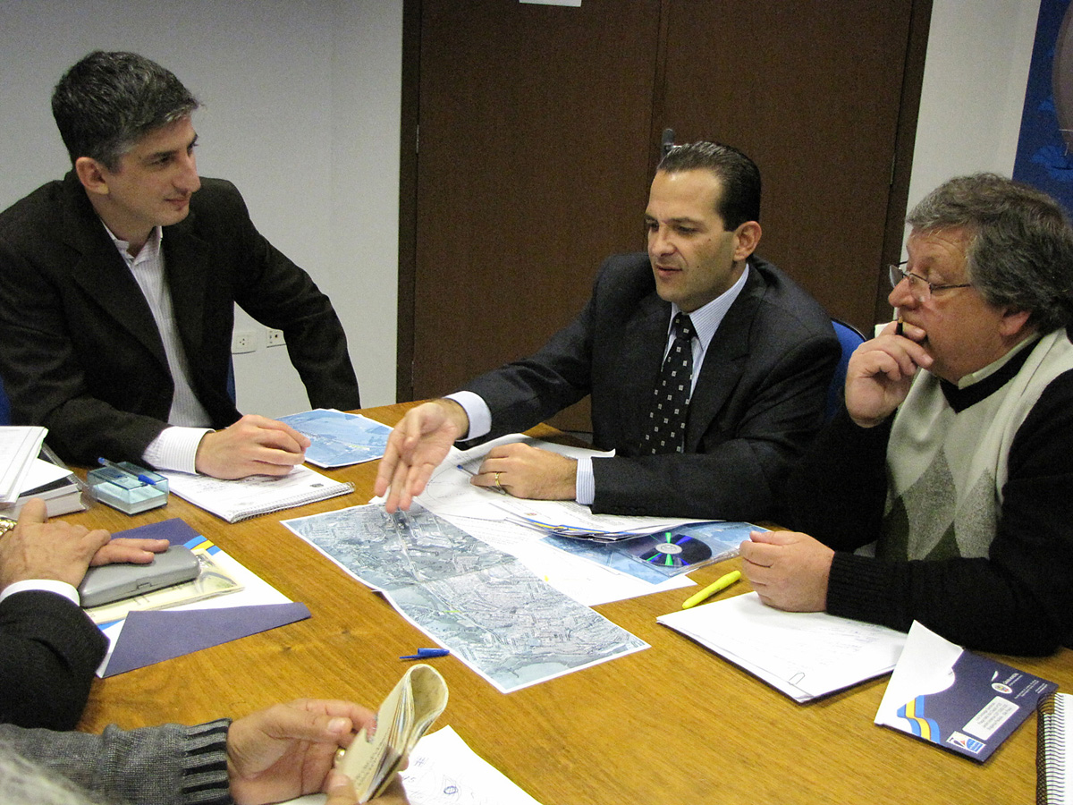 Clodoaldo Pelissioni,  Edmir Chedid e o assessor parlamentar Mauro Garcia <a style='float:right;color:#ccc' href='https://www3.al.sp.gov.br/repositorio/noticia/06-2011/CHEDIDDER.jpg' target=_blank><i class='bi bi-zoom-in'></i> Clique para ver a imagem </a>