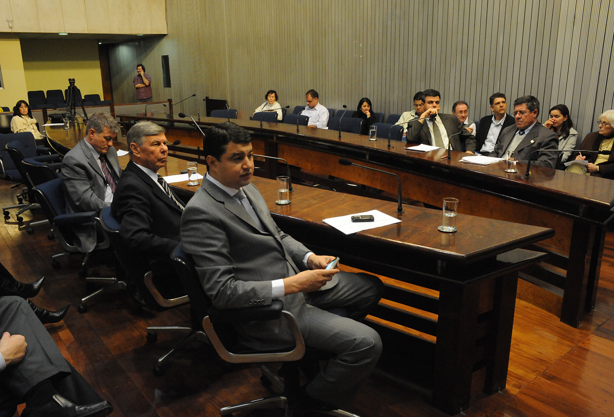 Parlamentares da comisso <a style='float:right;color:#ccc' href='https://www3.al.sp.gov.br/repositorio/noticia/06-2011/ComCiencTecZED2190.jpg' target=_blank><i class='bi bi-zoom-in'></i> Clique para ver a imagem </a>